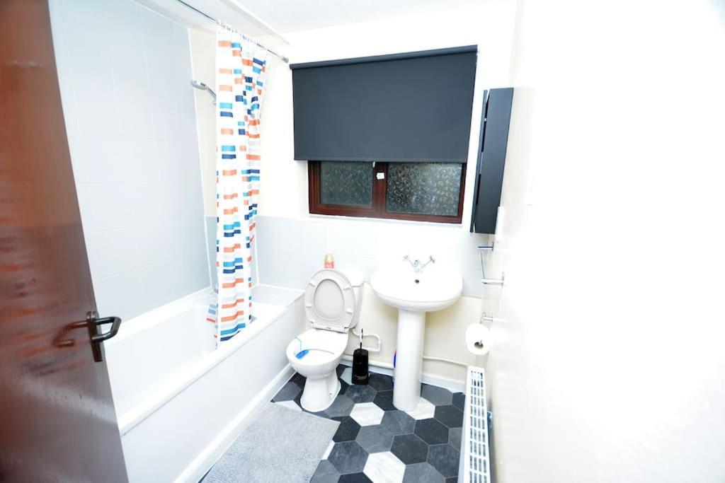 Spacious 3 Bedroom House In Beckton *