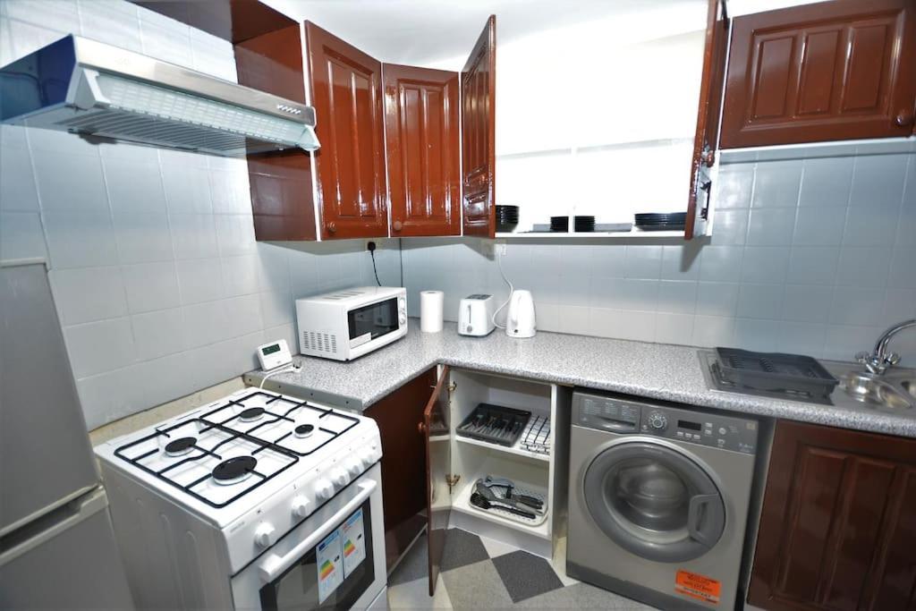 Spacious 3 Bedroom House In Beckton Hébergement de vacances *