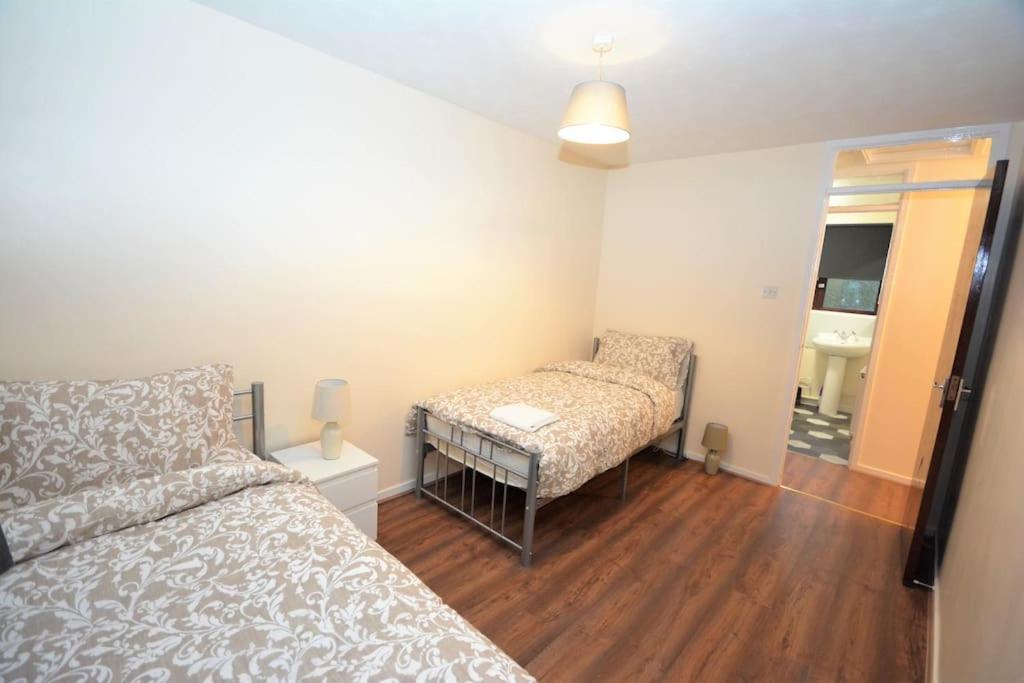 Spacious 3 Bedroom House In Beckton Сasa de vacaciones Londres