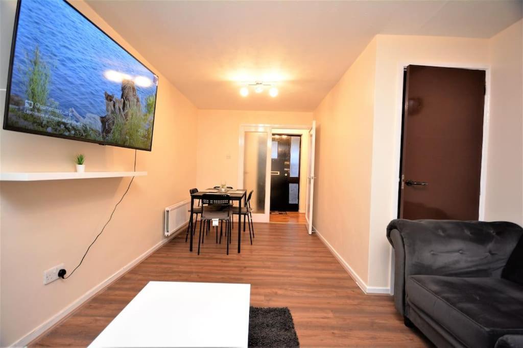 Spacious 3 Bedroom House In Beckton Londres