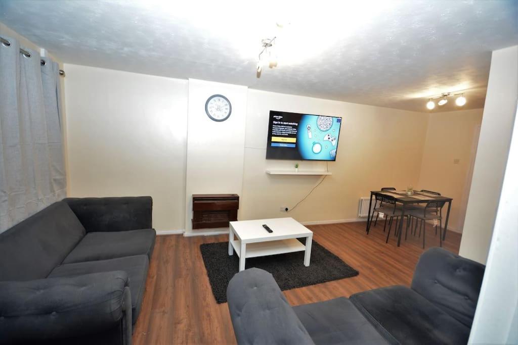 Spacious 3 Bedroom House In Beckton * Londres