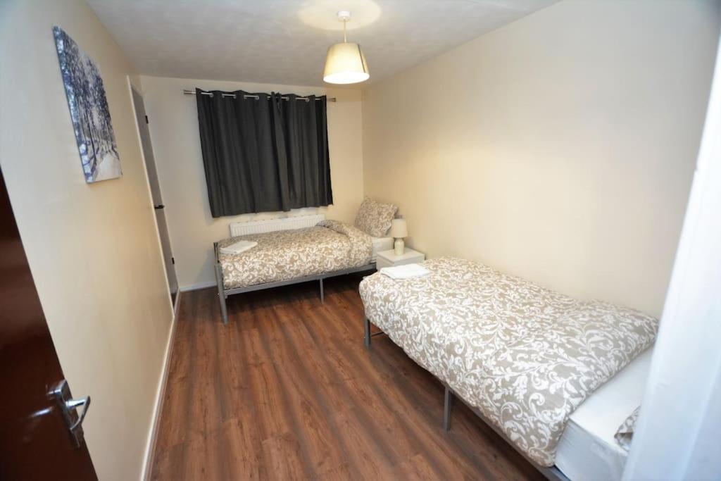 Spacious 3 Bedroom House In Beckton