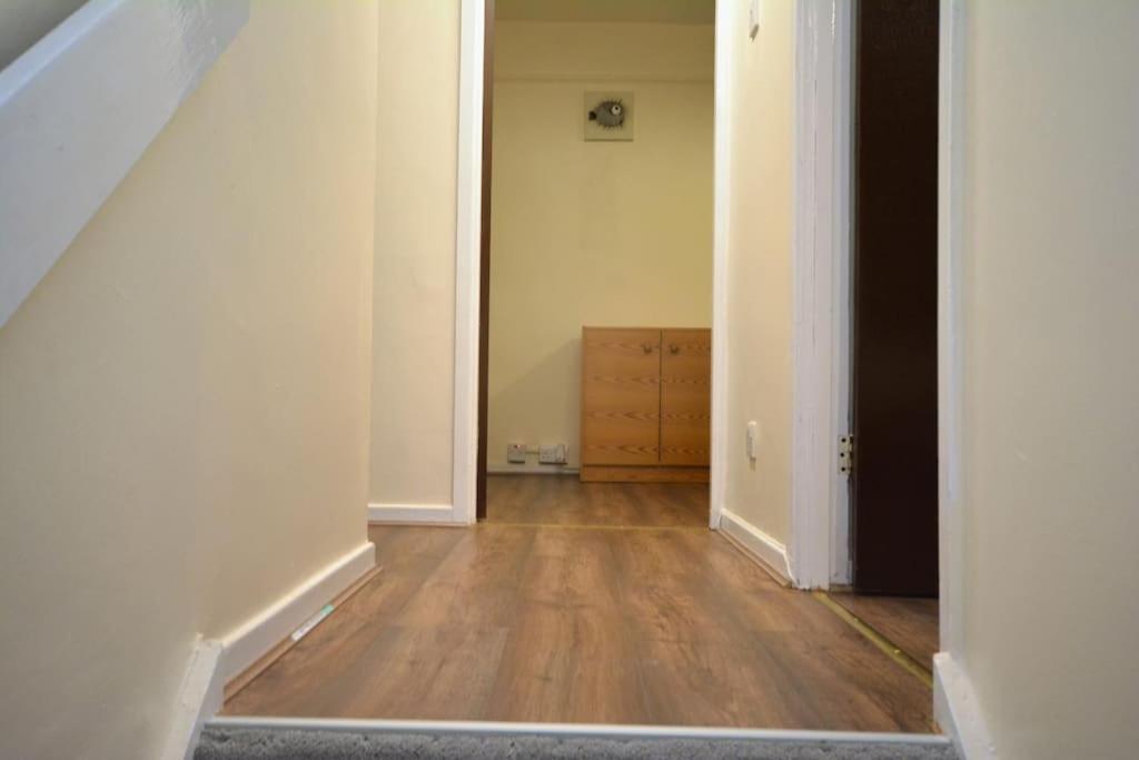 Spacious 3 Bedroom House In Beckton Hébergement de vacances Londres