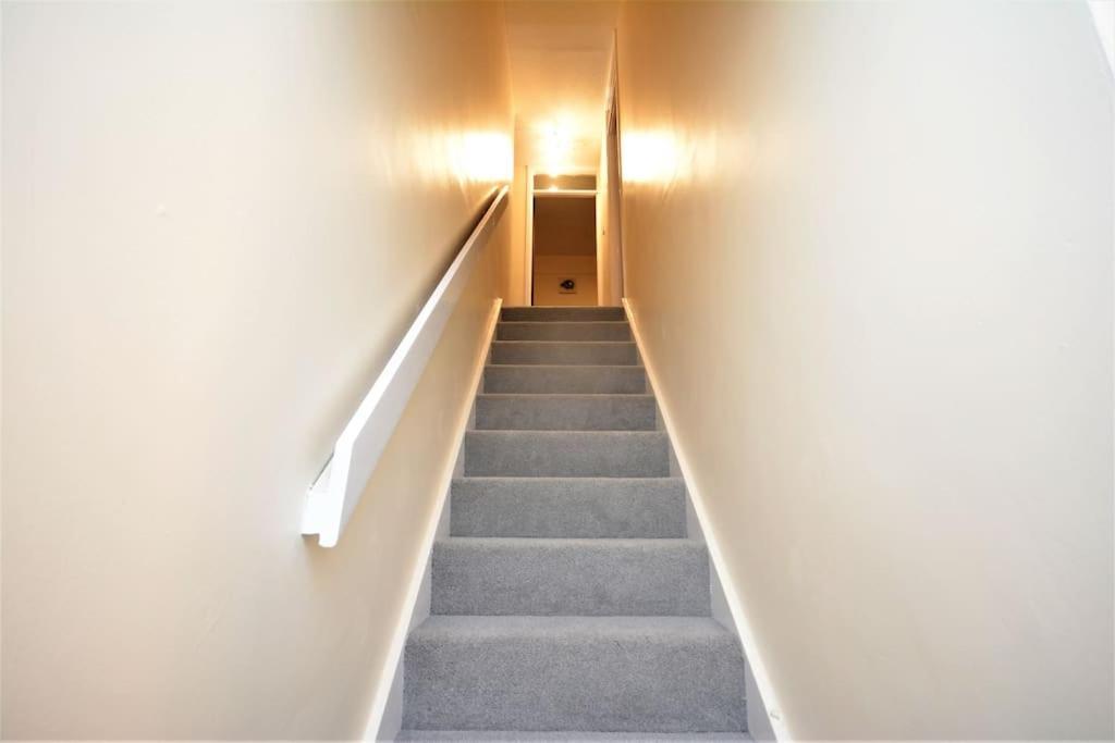 Spacious 3 Bedroom House In Beckton Hébergement de vacances *