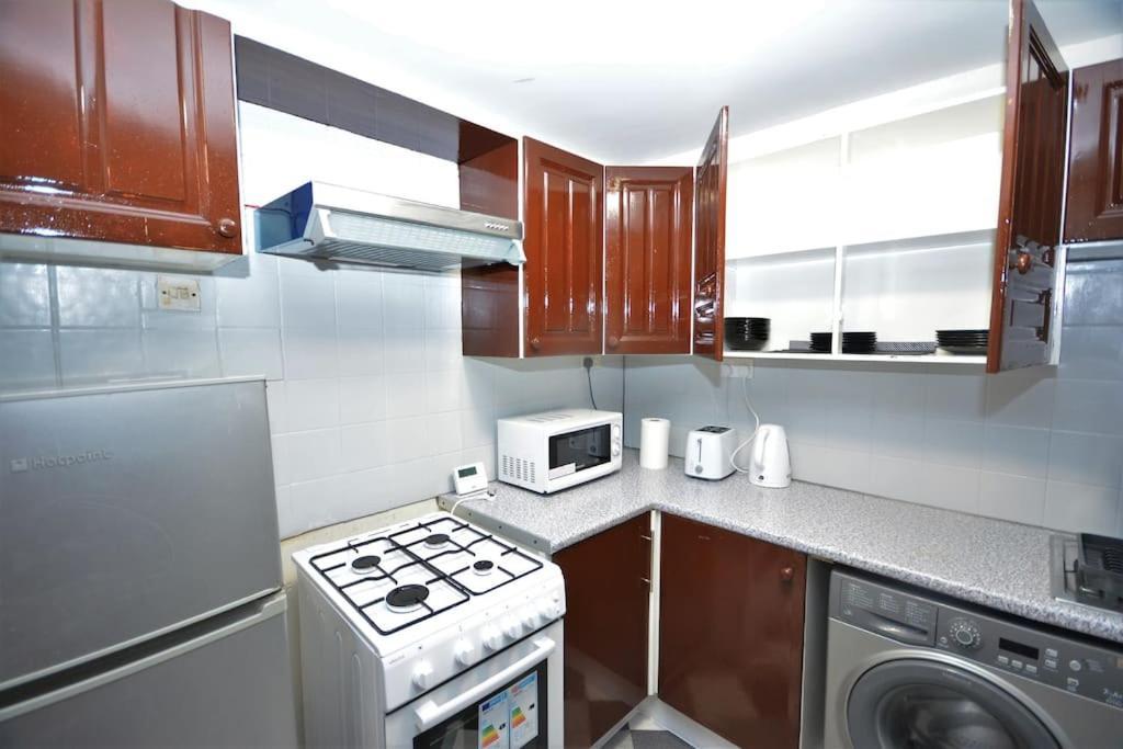 Spacious 3 Bedroom House In Beckton Hébergement de vacances Londres