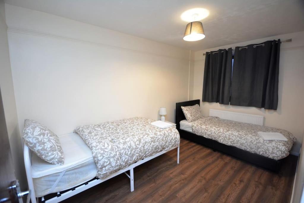 Spacious 3 Bedroom House In Beckton Londres