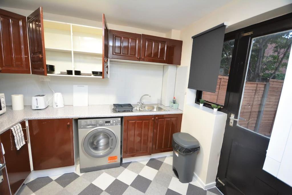 Spacious 3 Bedroom House In Beckton * Londres
