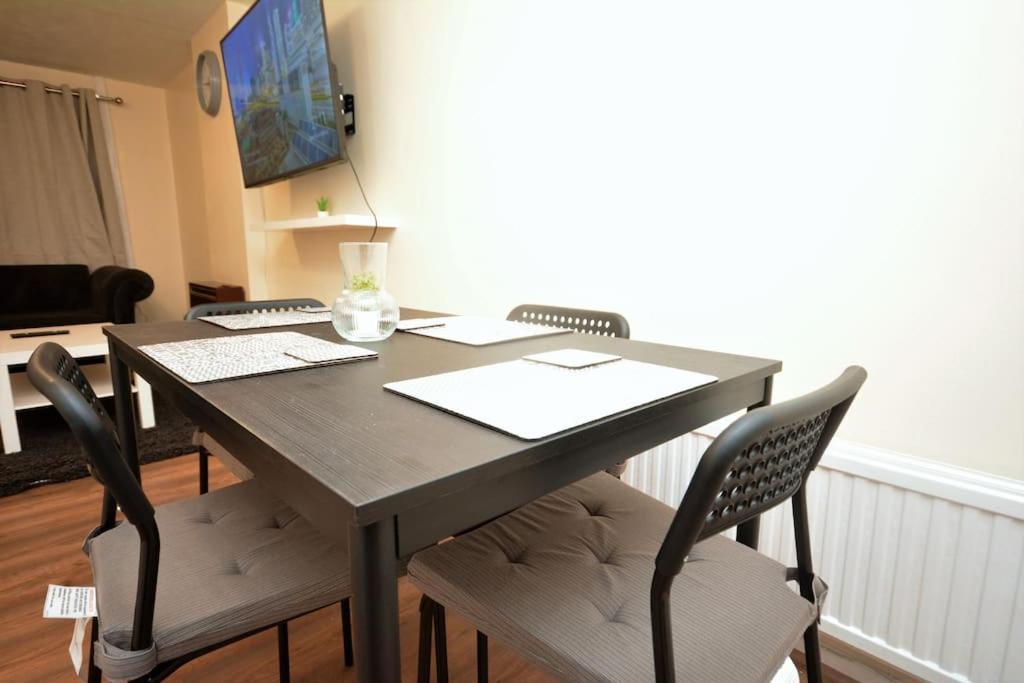Spacious 3 Bedroom House In Beckton Hébergement de vacances *