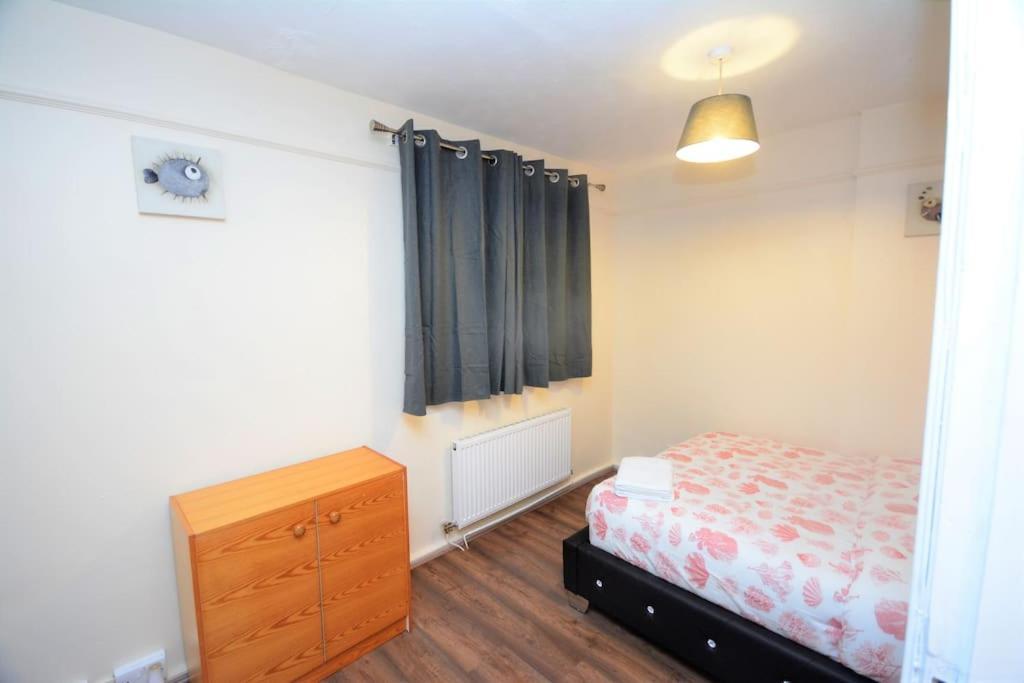 Hébergement de vacances Spacious 3 Bedroom House In Beckton *