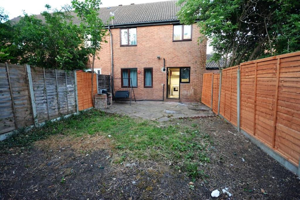 Spacious 3 Bedroom House In Beckton * Londres