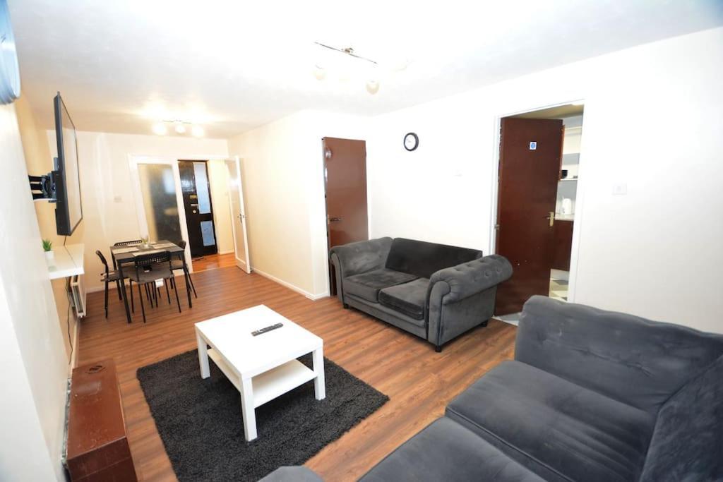 Spacious 3 Bedroom House In Beckton Hébergement de vacances Londres