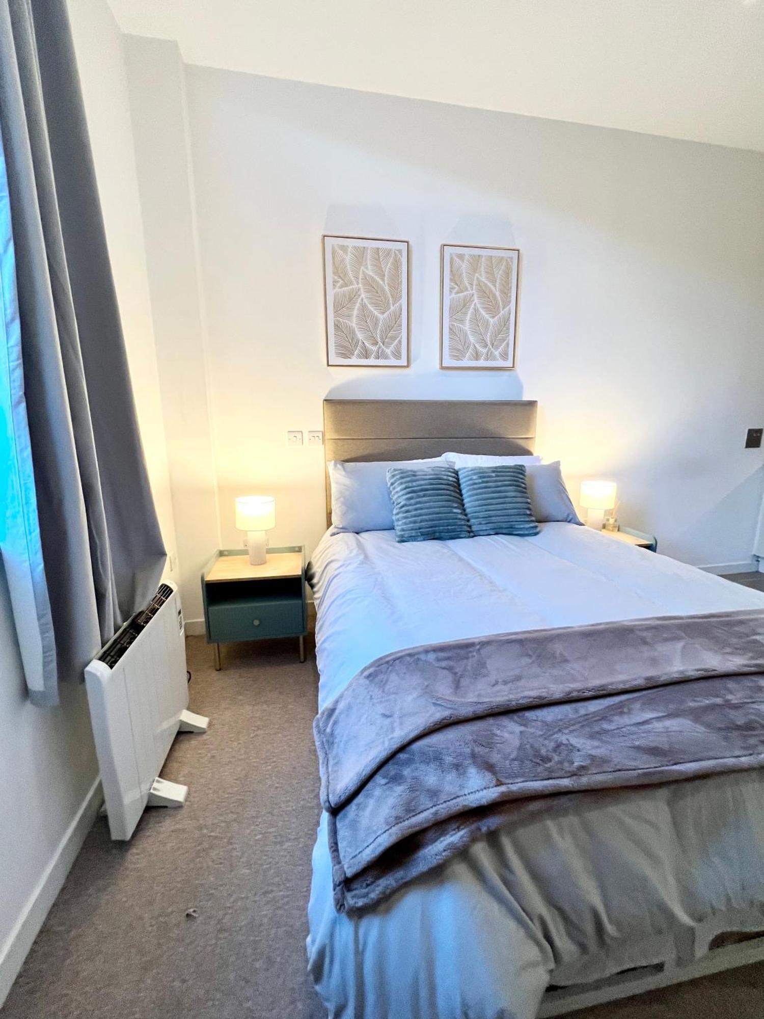 Luxury With Super Fast Wifi Gated Development Appartement Londen