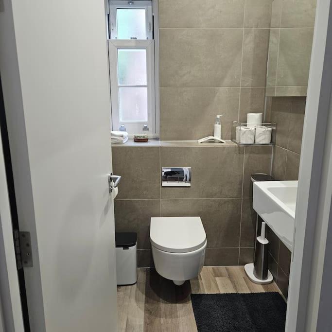 Stunning 4 Bedroom In Holland Park * Londres