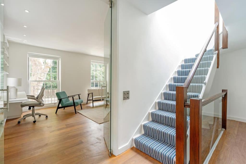 Stunning 4 Bedroom In Holland Park Appartement