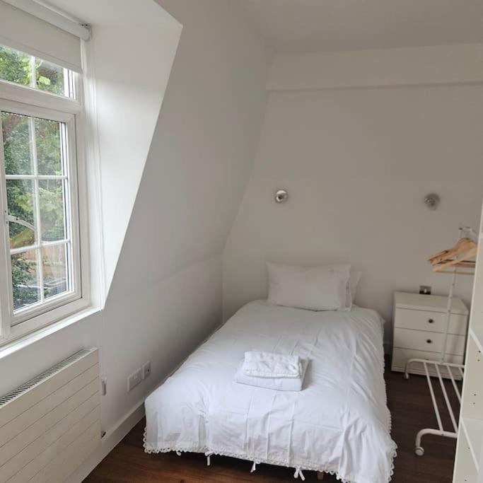 Stunning 4 Bedroom In Holland Park * Londres