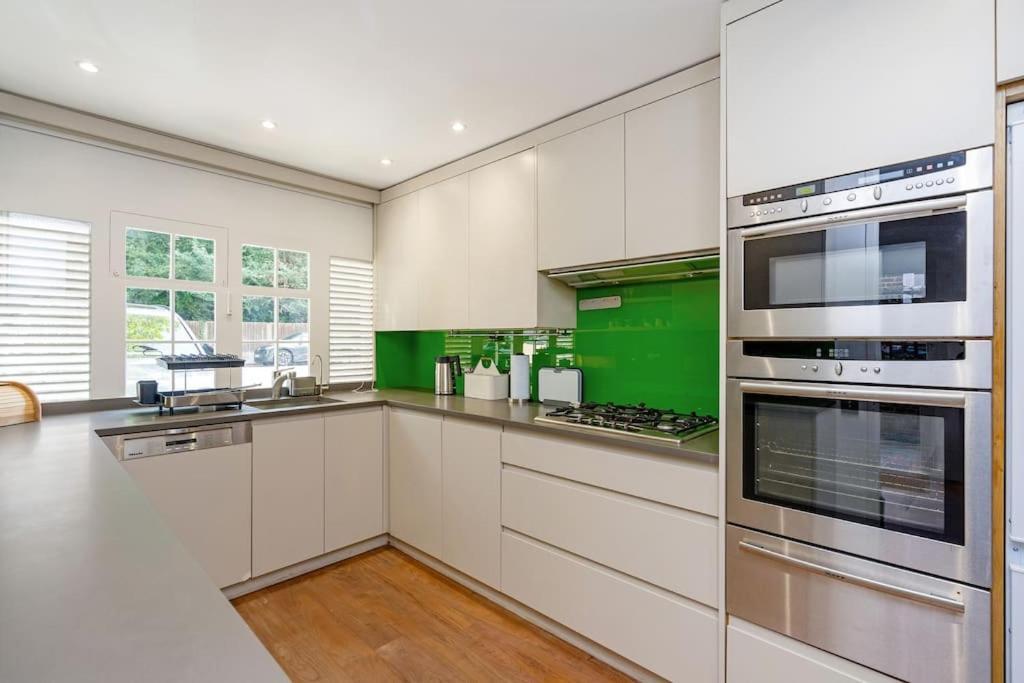 Stunning 4 Bedroom In Holland Park Appartement