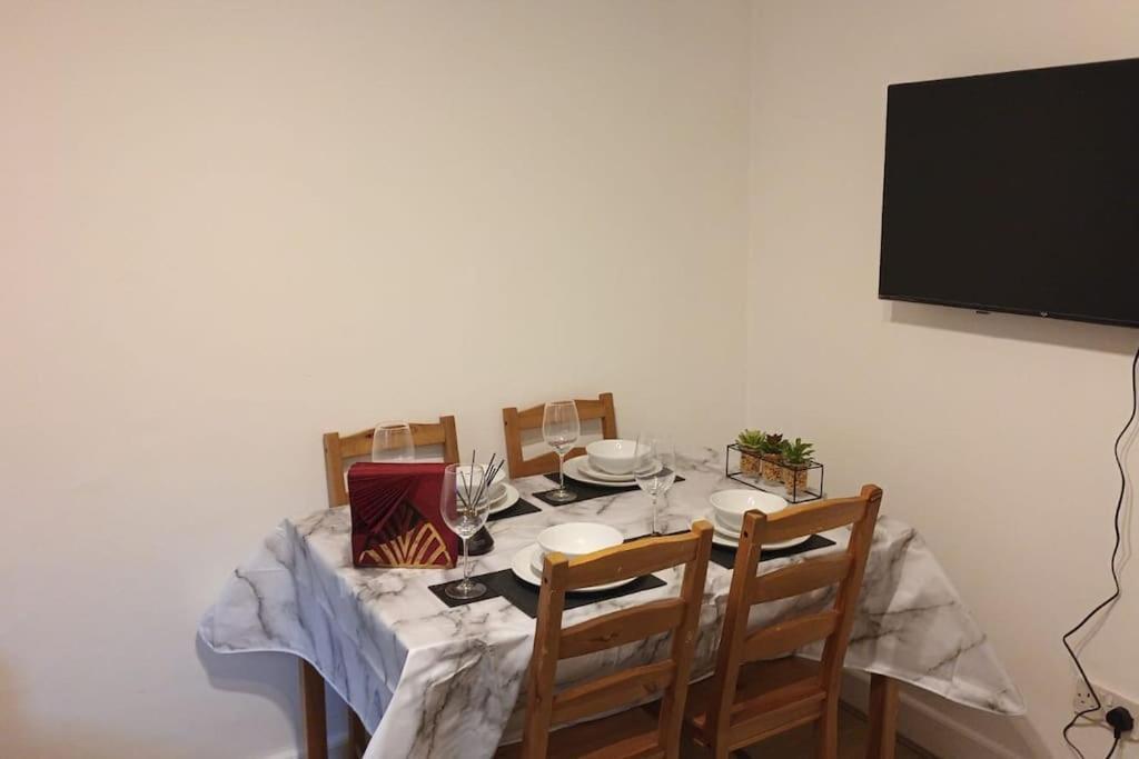 F2 2 Bed Flat In Hammersmith Opposite Olympia - Sleeps 5 People * Londres