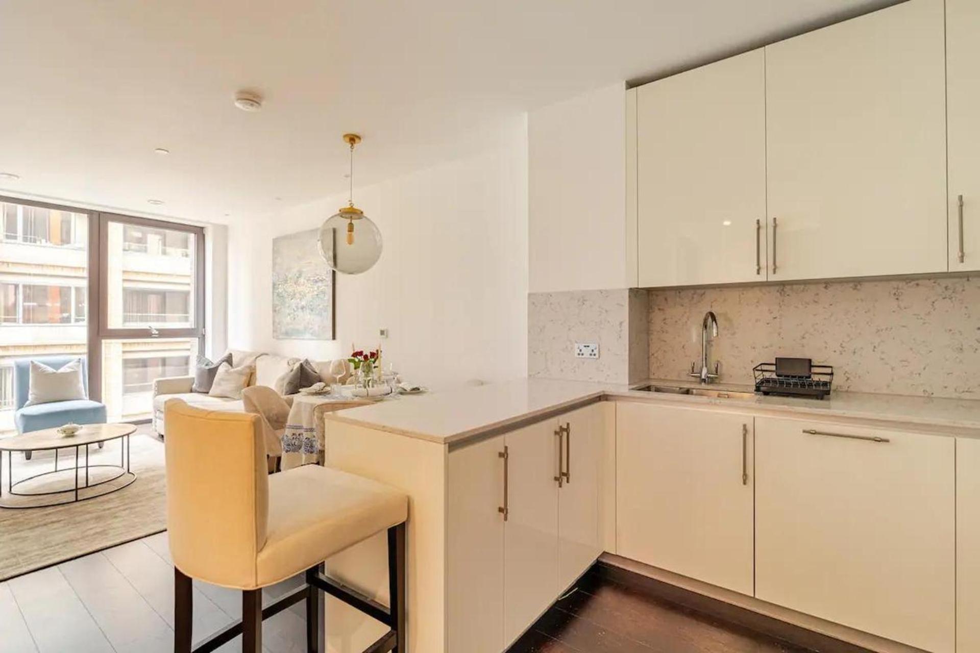 Luxury Riverfront Retreat In Apartment