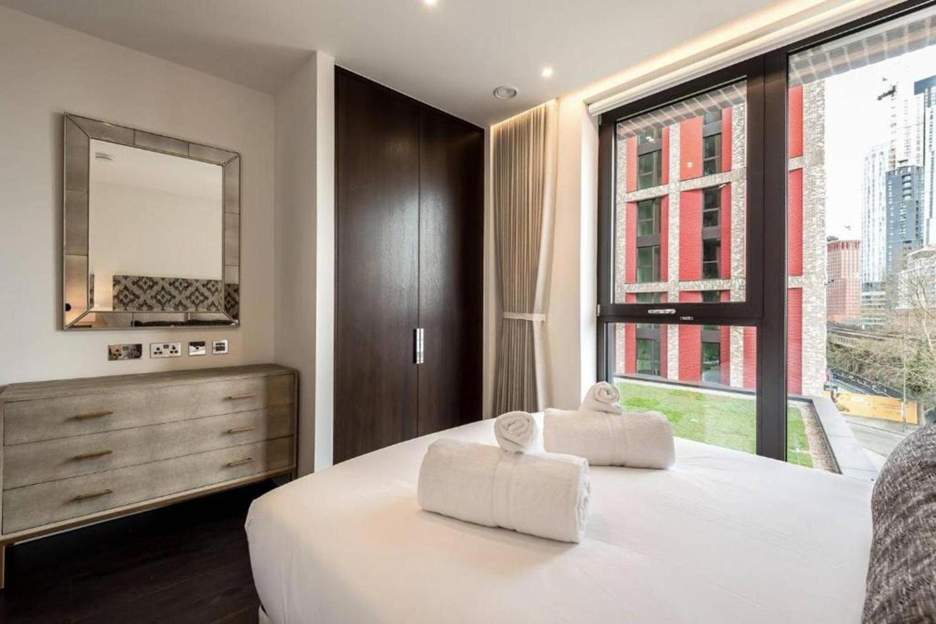 Luxury Riverfront Retreat In * Londres