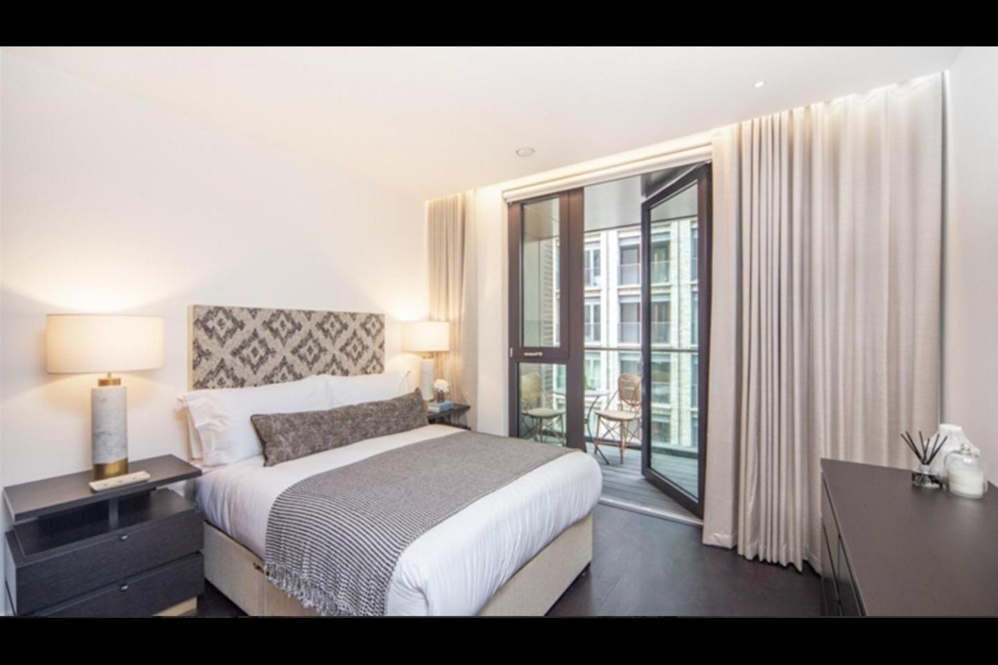 Luxury Riverfront Retreat In Apartment