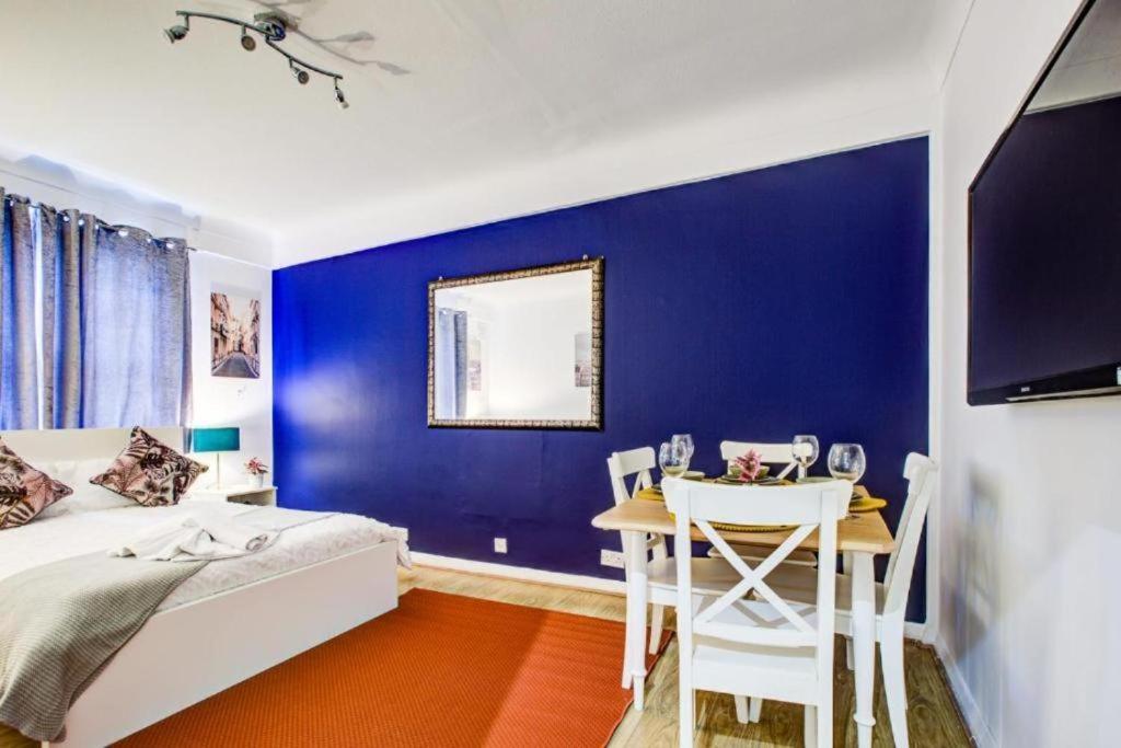 Comfortable Family Near Oxford Street