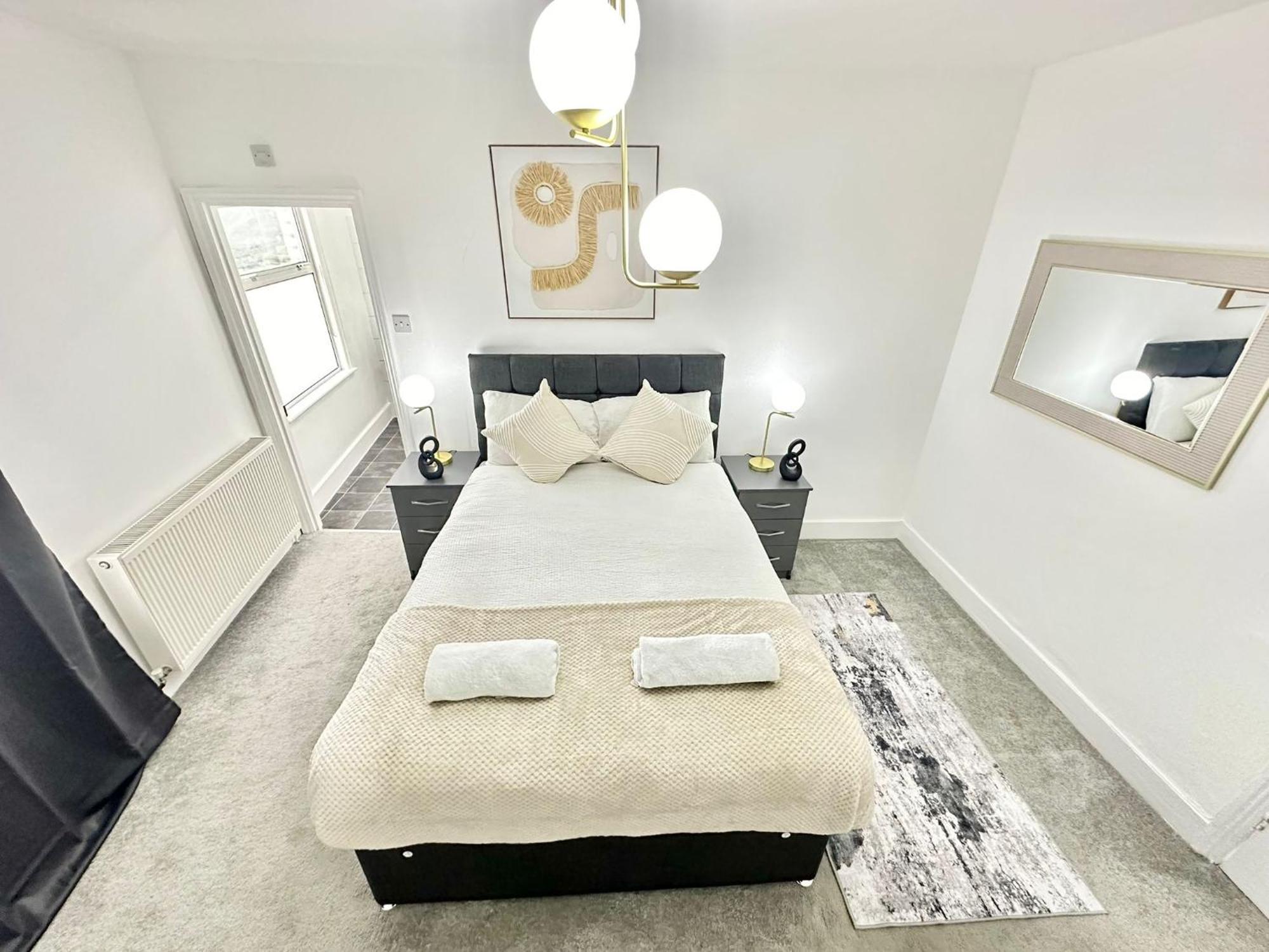 Central Two Bedroom Apartment *