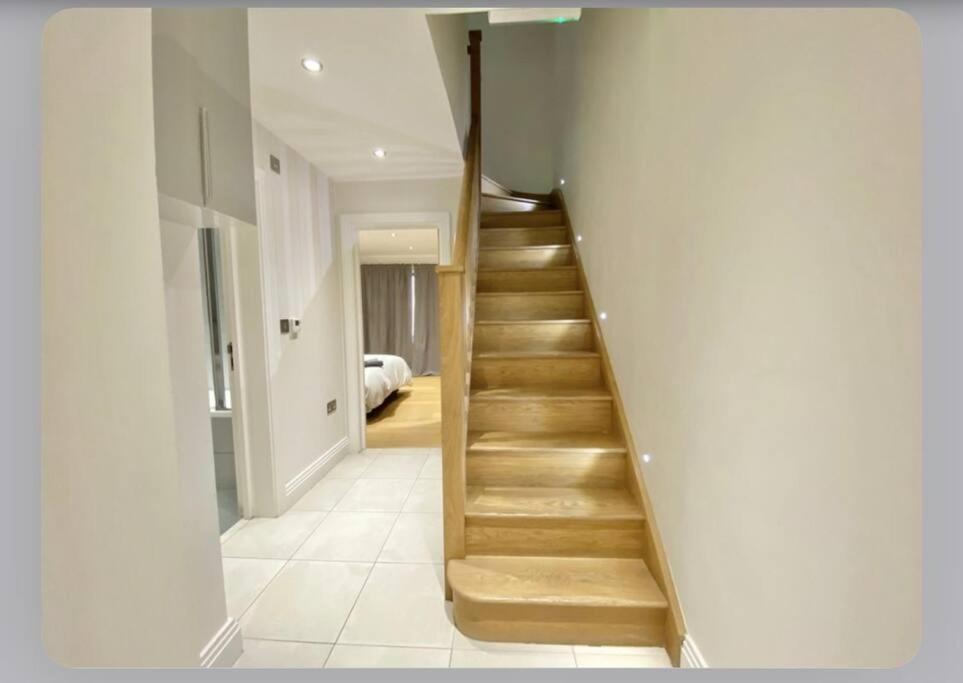 Luxury 4-bed With Balcony & Garden, Near Emirates Stadium, 15 Mins To Apartamento Londres