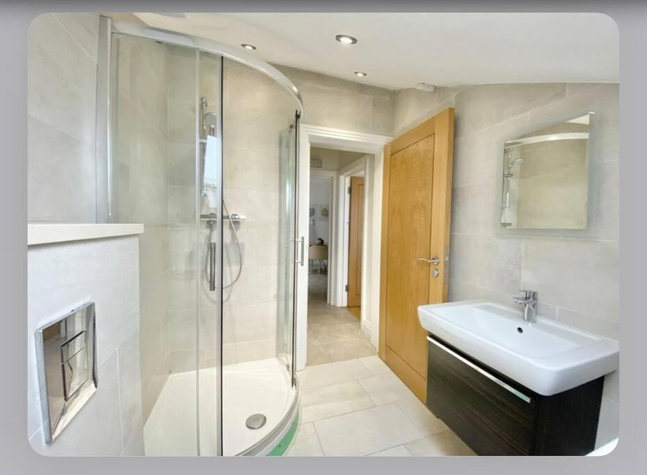 Apartamento Luxury 4-bed With Balcony & Garden, Near Emirates Stadium, 15 Mins To *