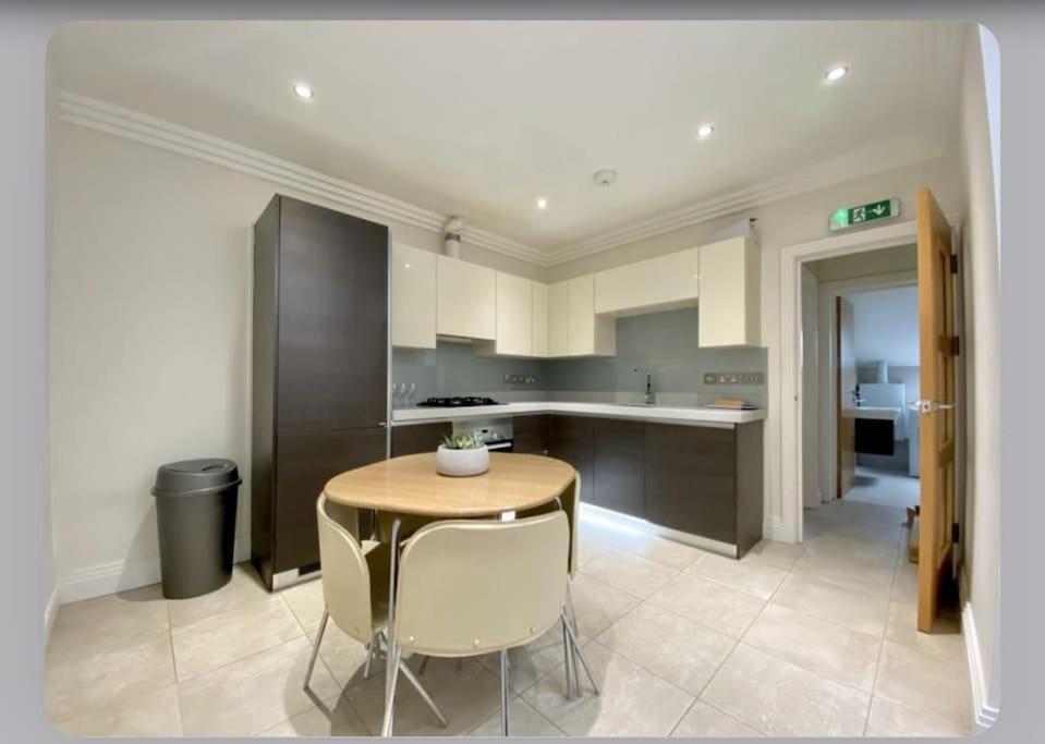 Apartamento Luxury 4-bed With Balcony & Garden, Near Emirates Stadium, 15 Mins To Londres
