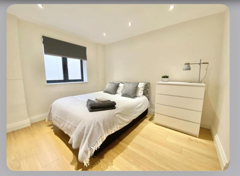 Luxury 4-bed With Balcony & Garden, Near Emirates Stadium, 15 Mins To Londres