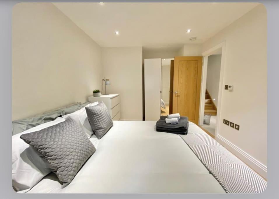 Luxury 4-bed With Balcony & Garden, Near Emirates Stadium, 15 Mins To * Londres