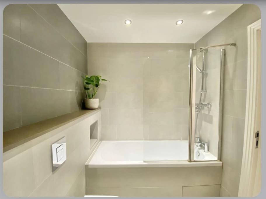 Luxury 4-bed With Balcony & Garden, Near Emirates Stadium, 15 Mins To Apartamento *