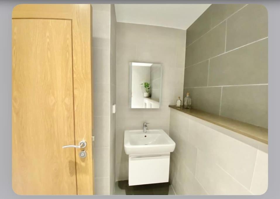 Luxury 4-bed With Balcony & Garden, Near Emirates Stadium, 15 Mins To Londres