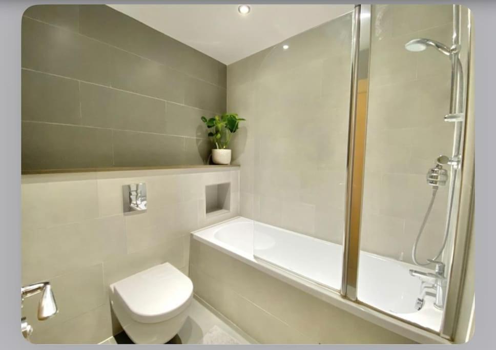 Luxury 4-bed With Balcony & Garden, Near Emirates Stadium, 15 Mins To * Londres