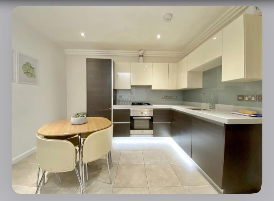 Apartamento Luxury 4-bed With Balcony & Garden, Near Emirates Stadium, 15 Mins To Londres