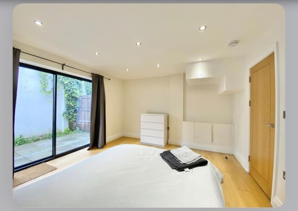 Luxury 4-bed With Balcony & Garden, Near Emirates Stadium, 15 Mins To *