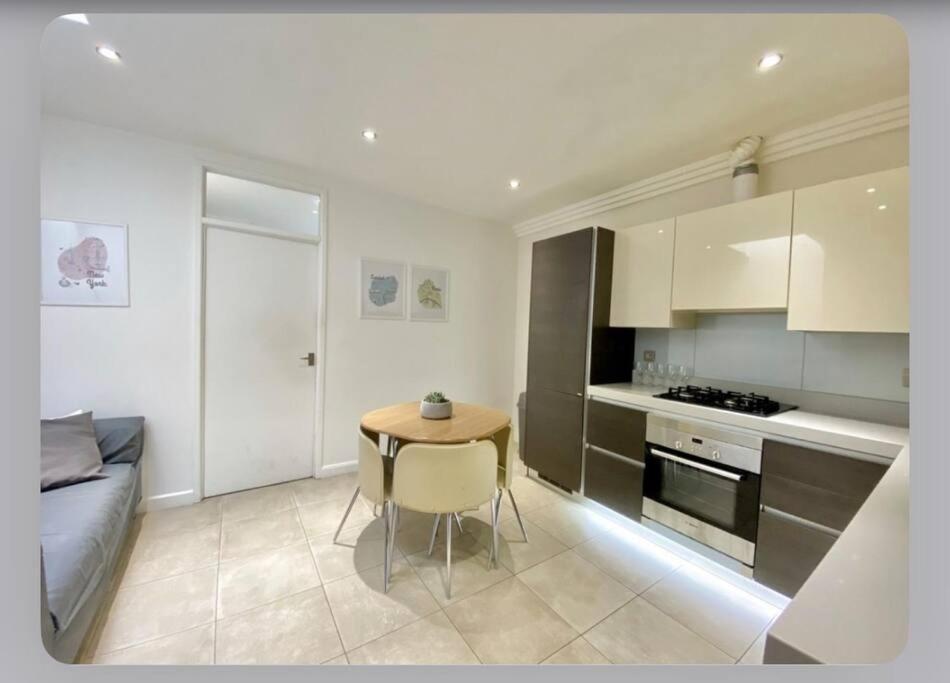Luxury 4-bed With Balcony & Garden, Near Emirates Stadium, 15 Mins To Londres