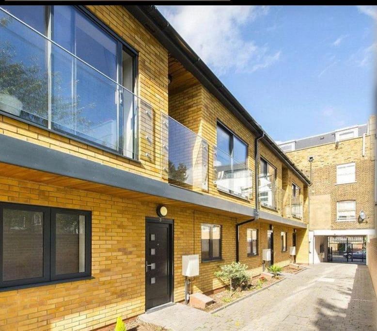 Luxury 4-bed With Balcony & Garden, Near Emirates Stadium, 15 Mins To * Londres