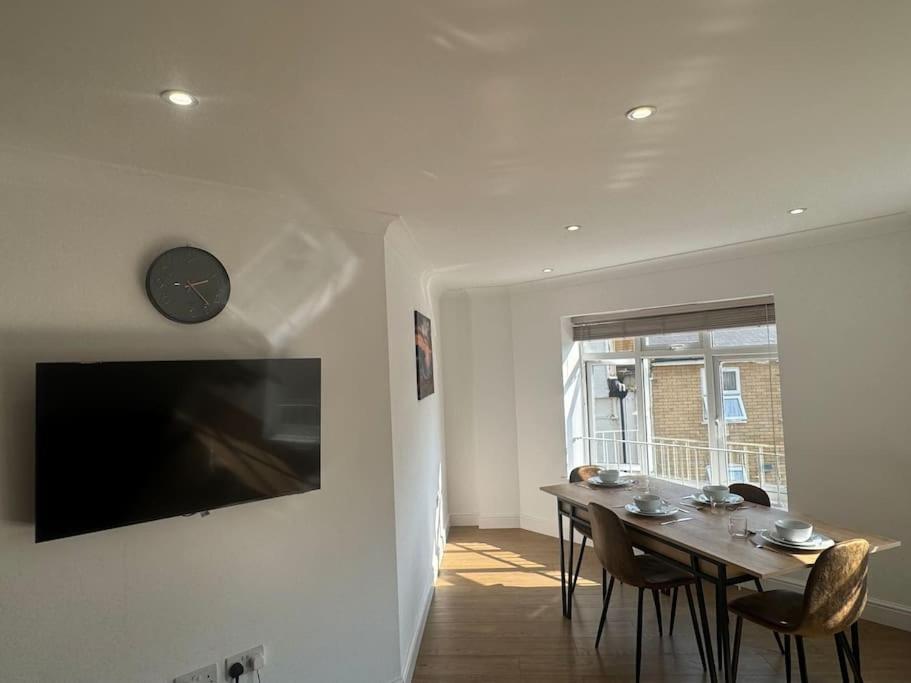 2 Bedroom, Parking, Hounslow St * Londres
