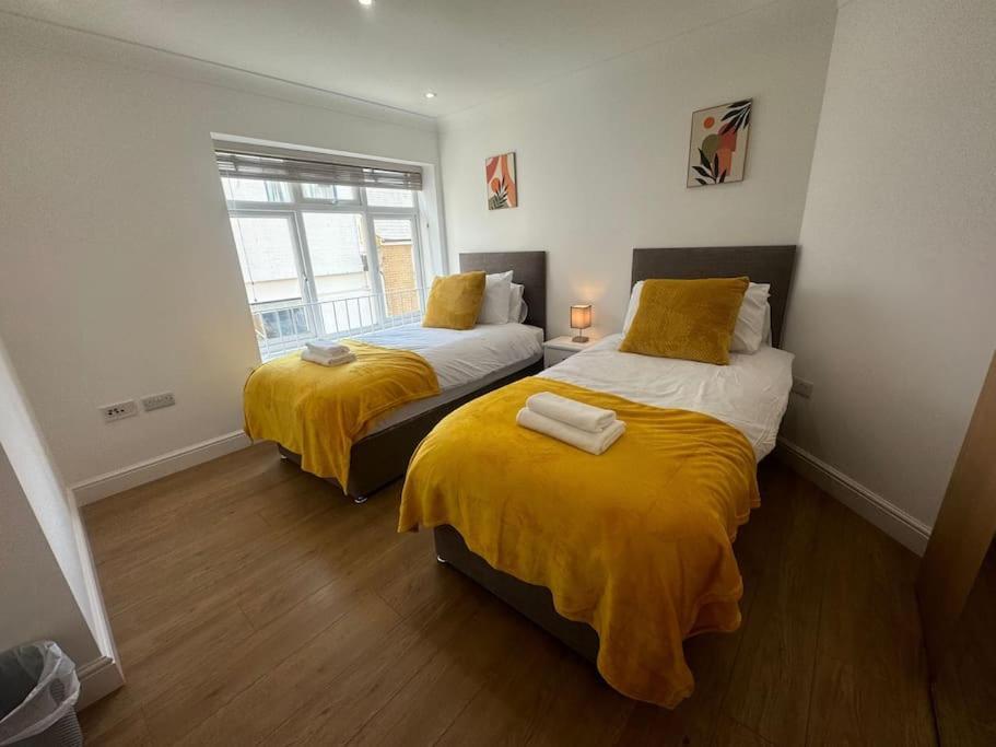2 Bedroom, Parking, Hounslow St *
