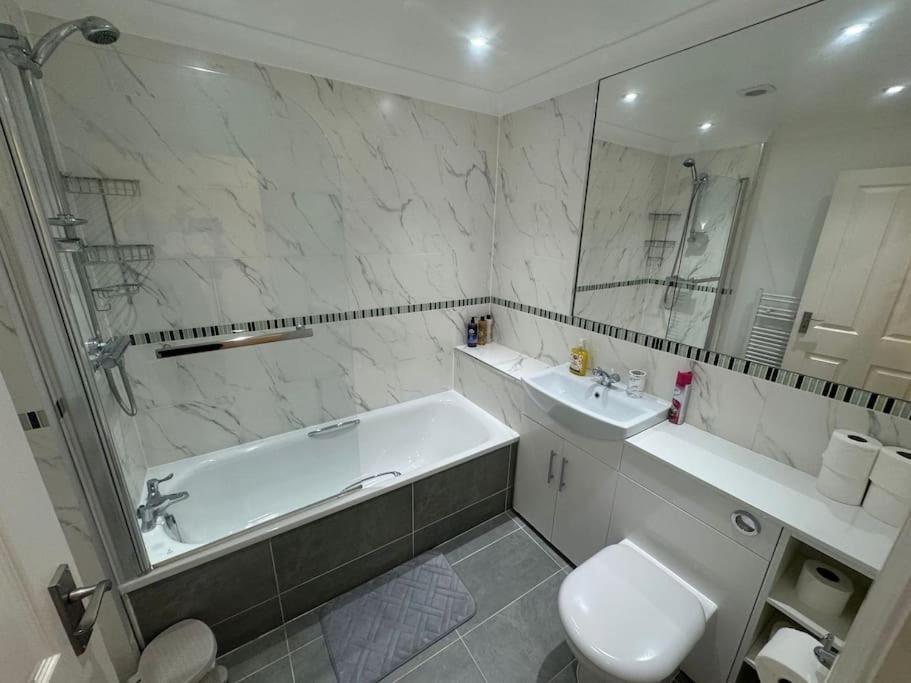 2 Bedroom, Parking, Hounslow St Appartement *