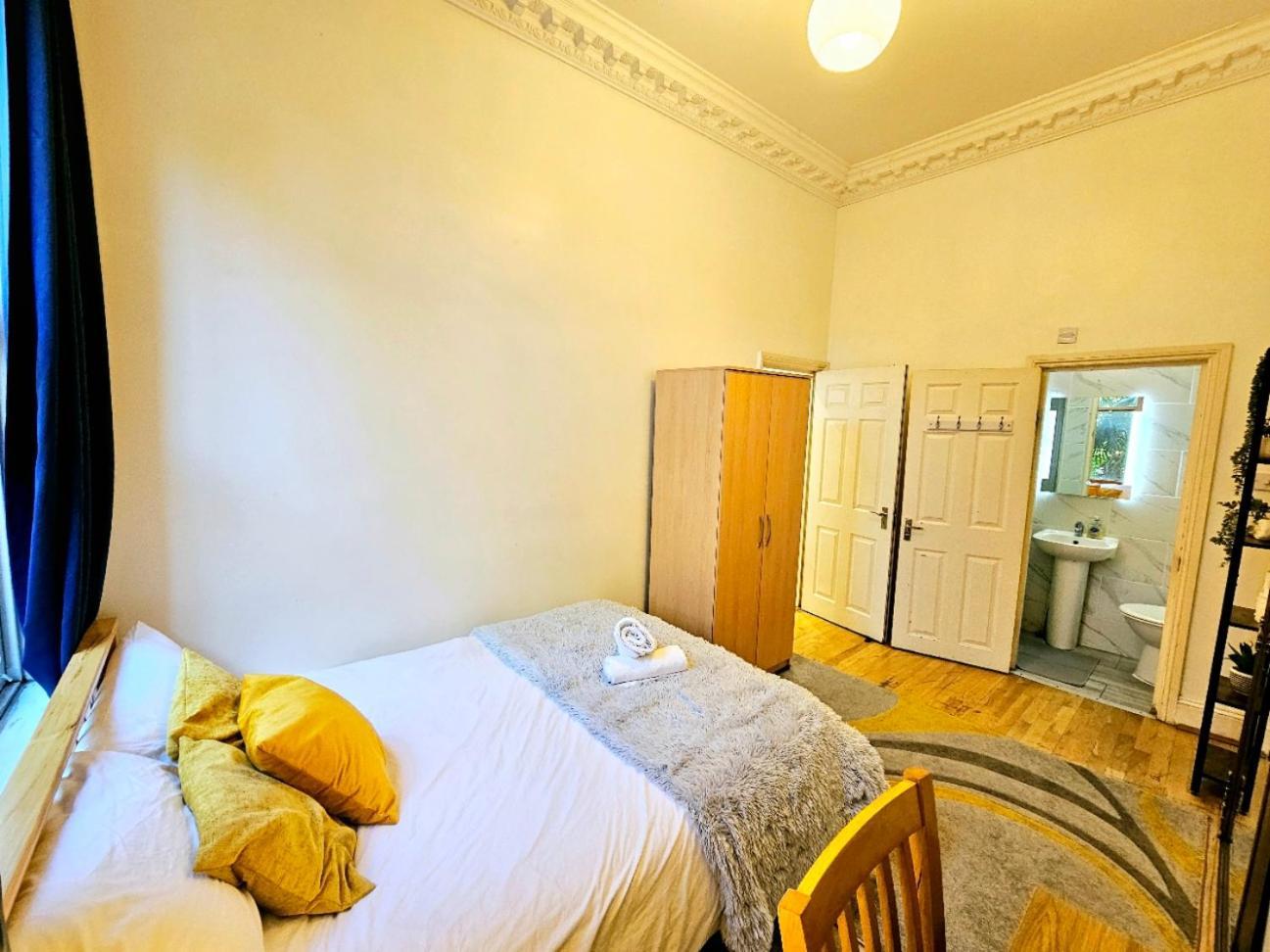 Charming With Private Balcony, On 1st Floor, With 2 Bathrooms, 3 Min Walk To Earl's Court Station