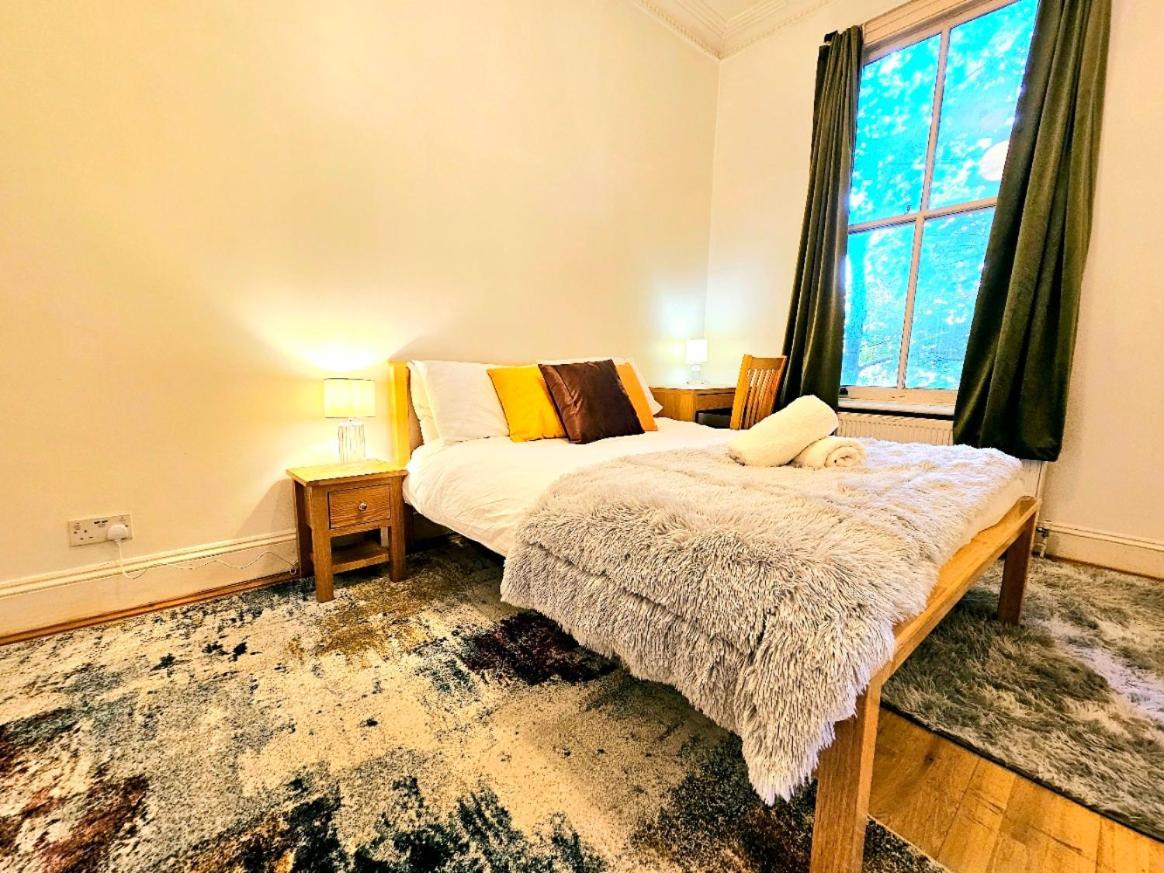 Charming With Private Balcony, On 1st Floor, With 2 Bathrooms, 3 Min Walk To Earl's Court Station Apartamento Londres