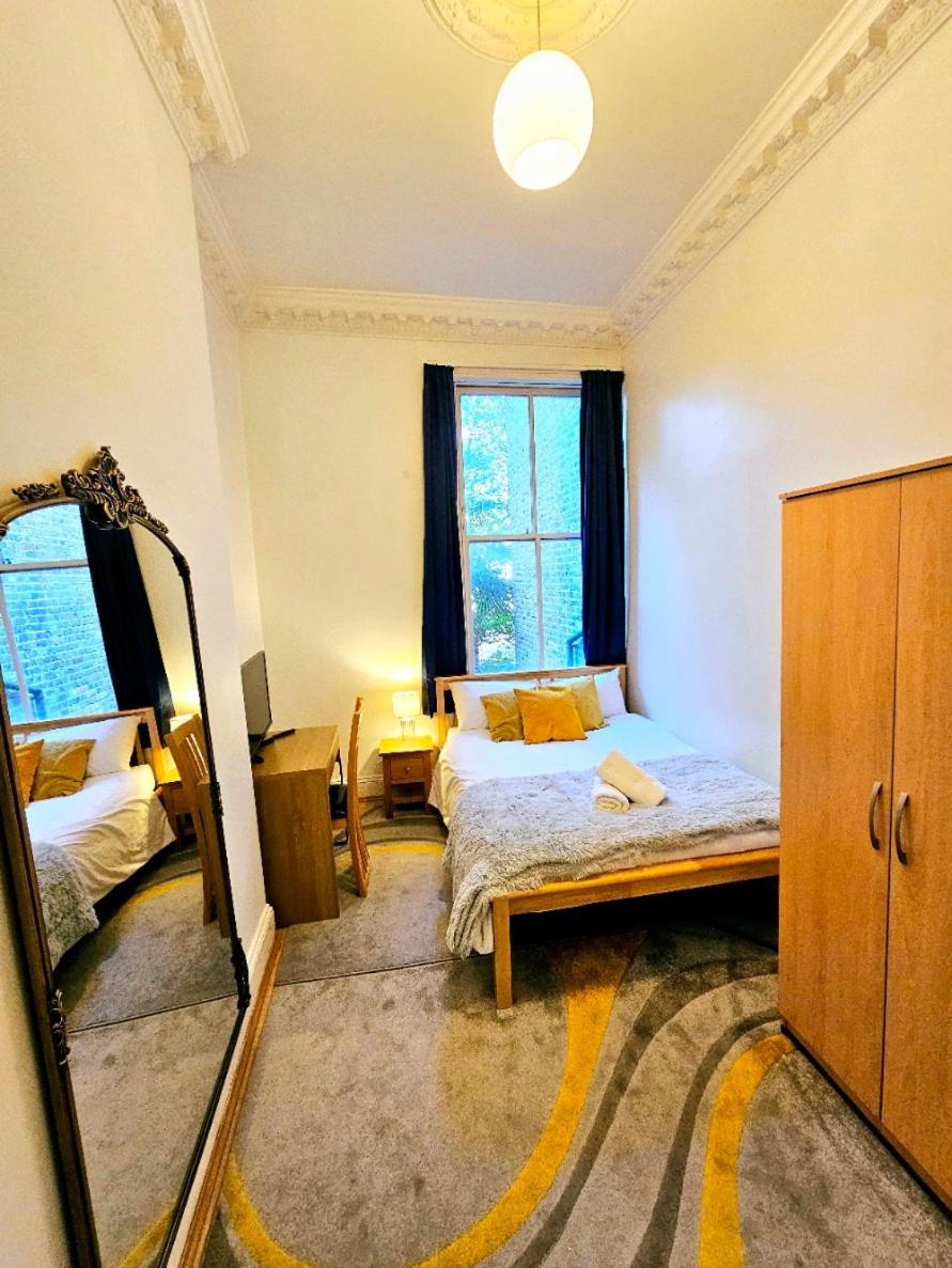Charming With Private Balcony, On 1st Floor, With 2 Bathrooms, 3 Min Walk To Earl's Court Station *