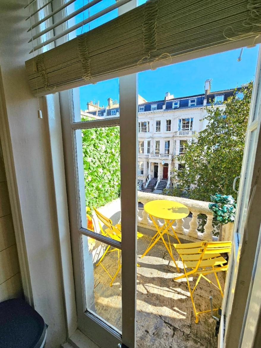 Charming With Private Balcony, On 1st Floor, With 2 Bathrooms, 3 Min Walk To Earl's Court Station Londres