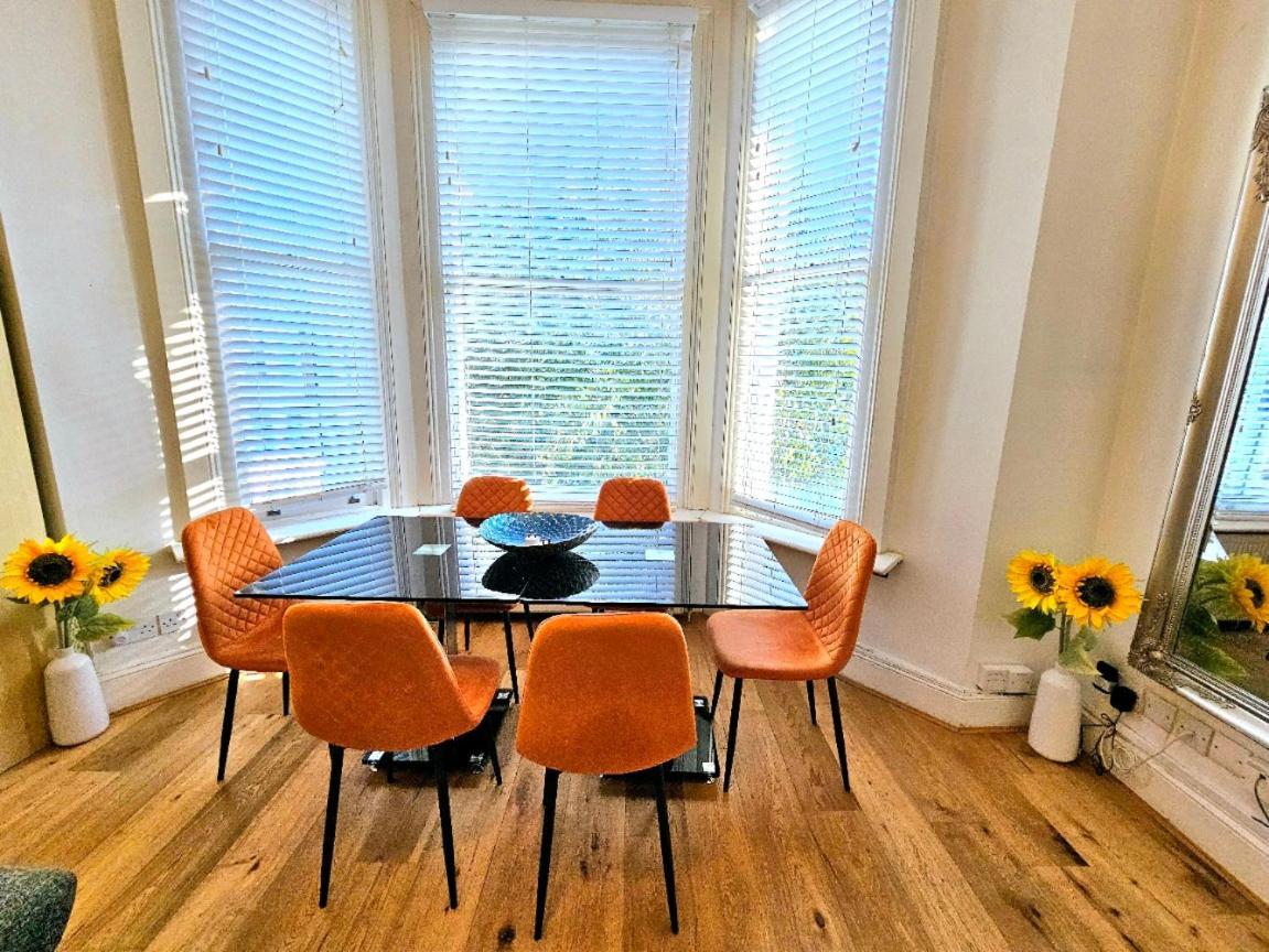 Charming With Private Balcony, On 1st Floor, With 2 Bathrooms, 3 Min Walk To Earl's Court Station * Londres