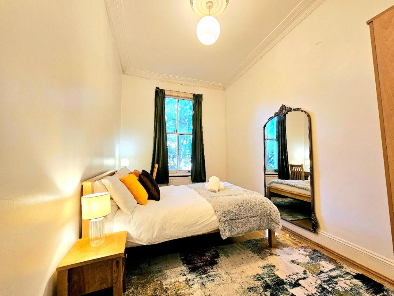 Charming With Private Balcony, On 1st Floor, With 2 Bathrooms, 3 Min Walk To Earl's Court Station