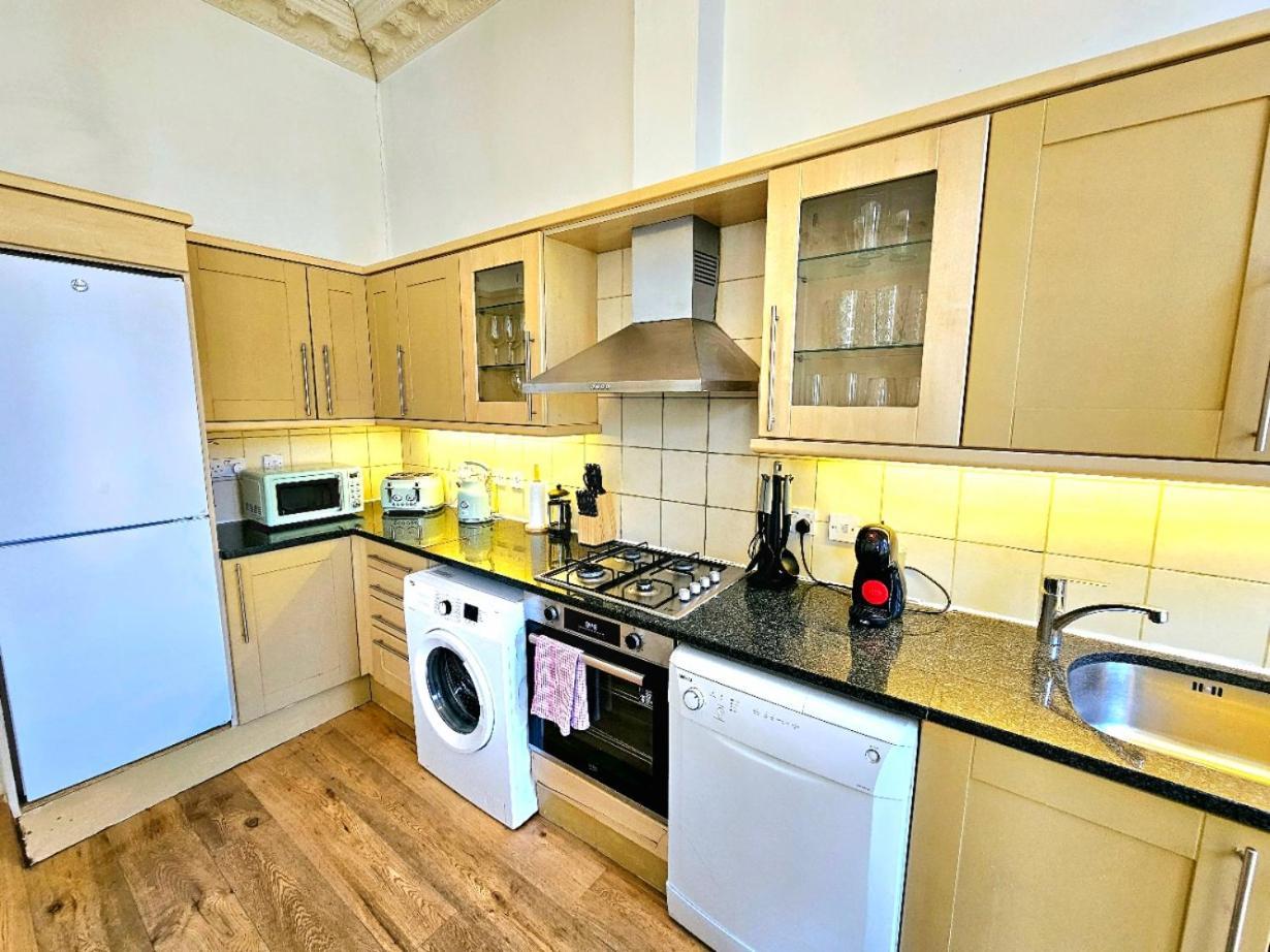 Charming With Private Balcony, On 1st Floor, With 2 Bathrooms, 3 Min Walk To Earl's Court Station Apartamento Londres