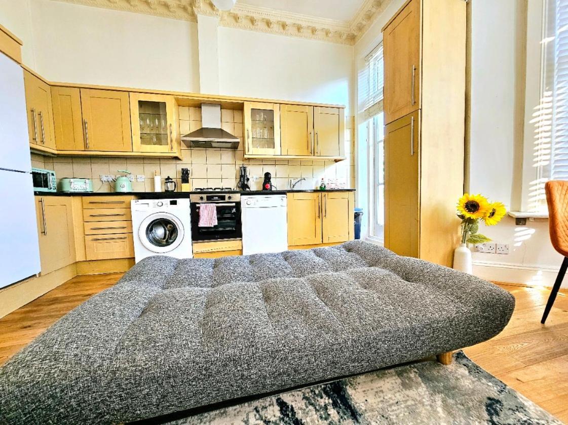 Charming With Private Balcony, On 1st Floor, With 2 Bathrooms, 3 Min Walk To Earl's Court Station Londres
