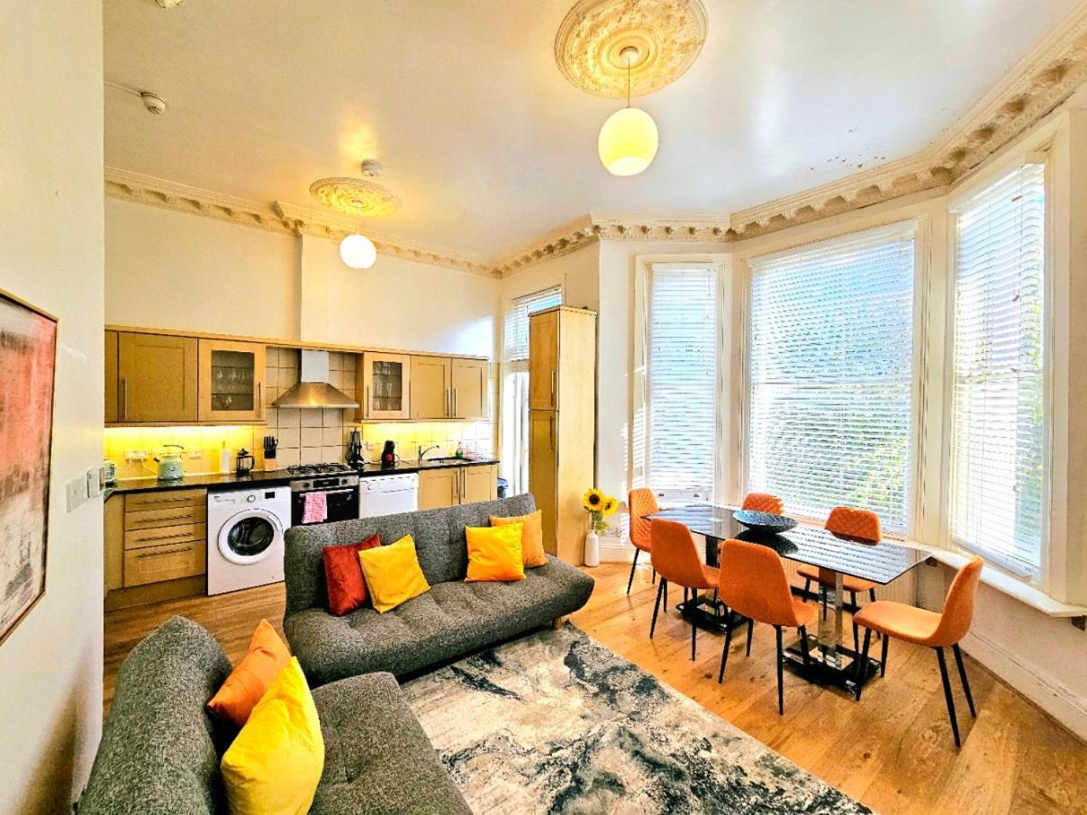 Charming With Private Balcony, On 1st Floor, With 2 Bathrooms, 3 Min Walk To Earl's Court Station * Londres